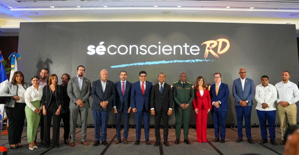 Milton Morrison presenta la campaña nacional “Sé Consciente RD” junto a representantes de medios y empresas de publicidad, promoviendo la conducción responsable para reducir accidentes de tránsito en el país.